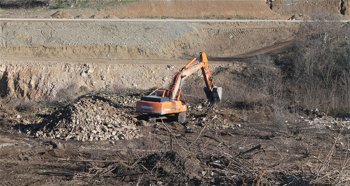 During the cleaning operations carried out in the area designated for the new Fuzuli Central Park, efforts are being made to ensure the preservation of existing trees