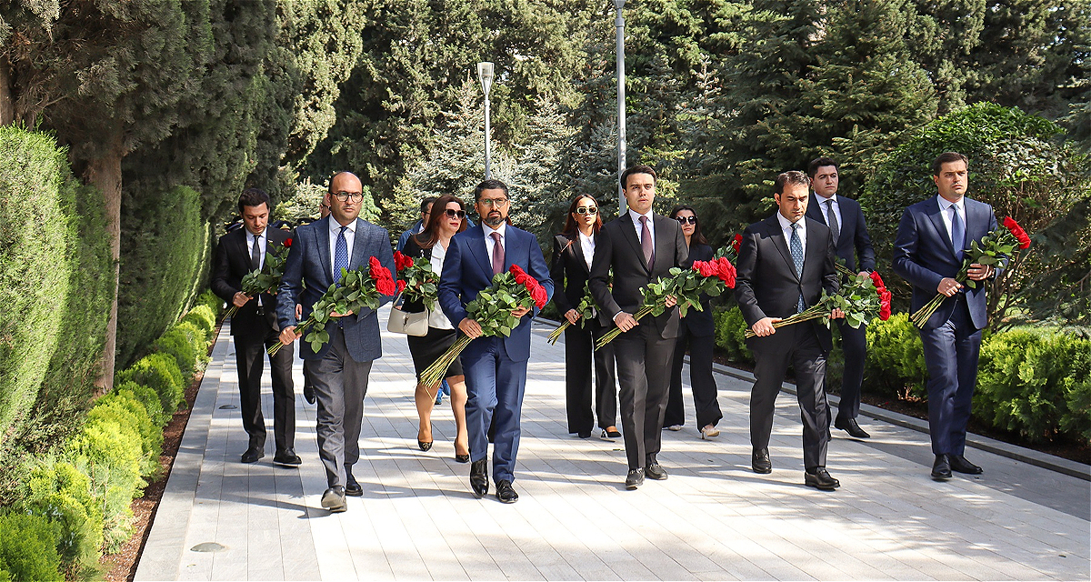 The collective of the Karabakh Revival Fund visited the grave of the great leader Heydar Aliyev