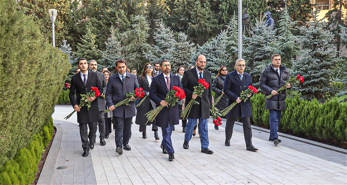 The staff of the Karabakh Revival Fund visited the tomb of National Leader Heydar Aliyev