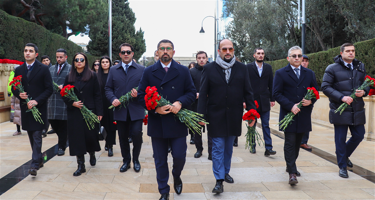 Qarabağ Dirçəliş Fondunun kollektivi Şəhidlər Xiyabanını ziyarət edib